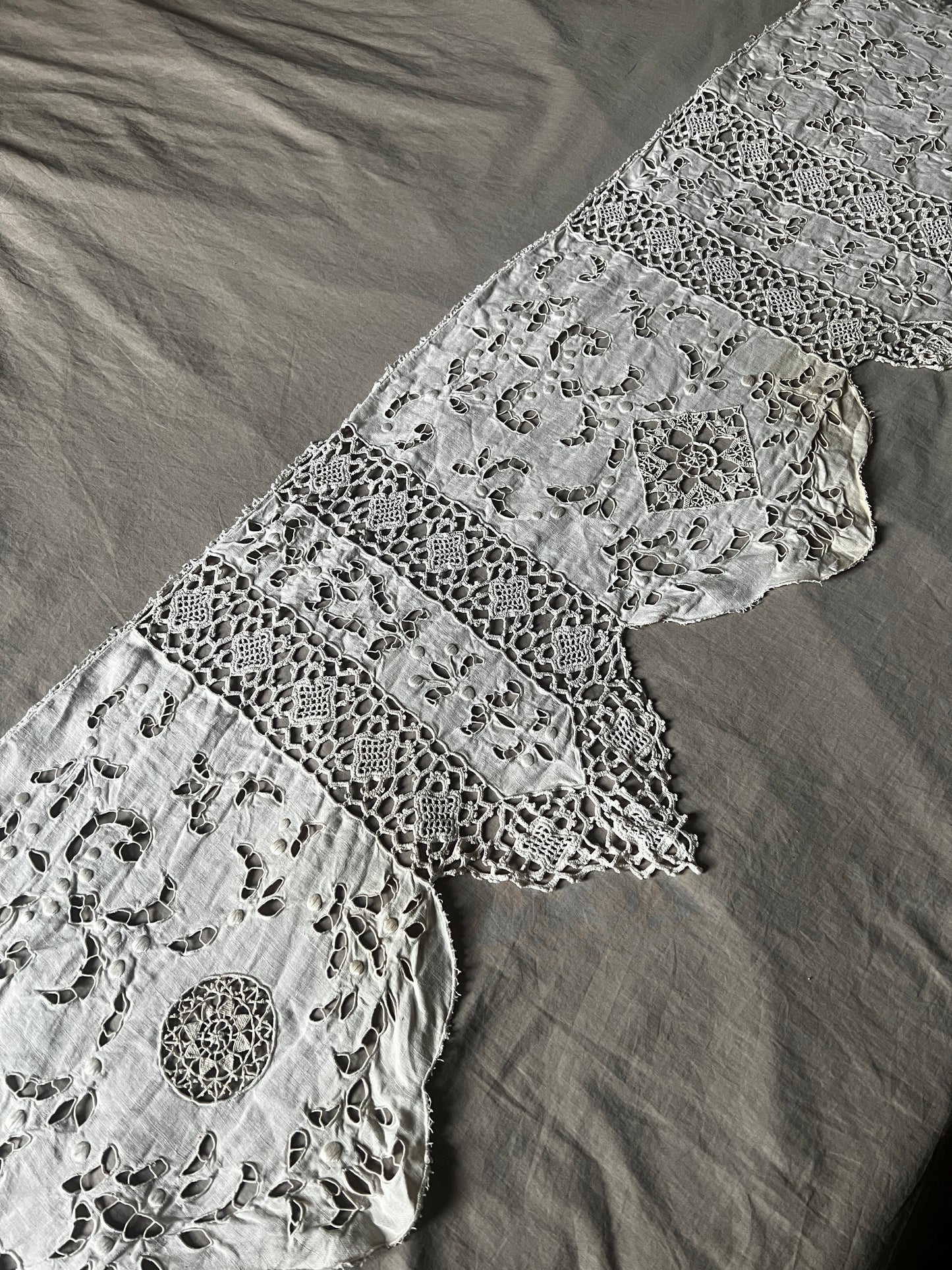 レースと刺繍の飾り布