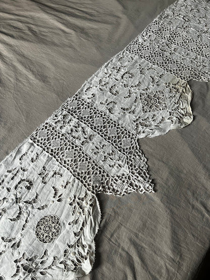 レースと刺繍の飾り布