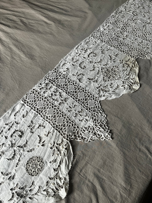 レースと刺繍の飾り布
