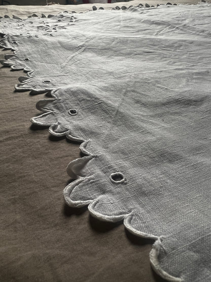 カットワークリネンクロス