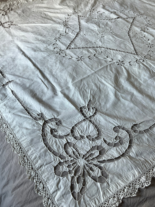 カットワーク刺繍クロス