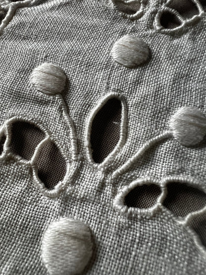 レースと刺繍の飾り布