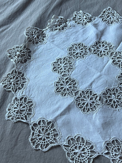 ★ボビンレースの円形クロス