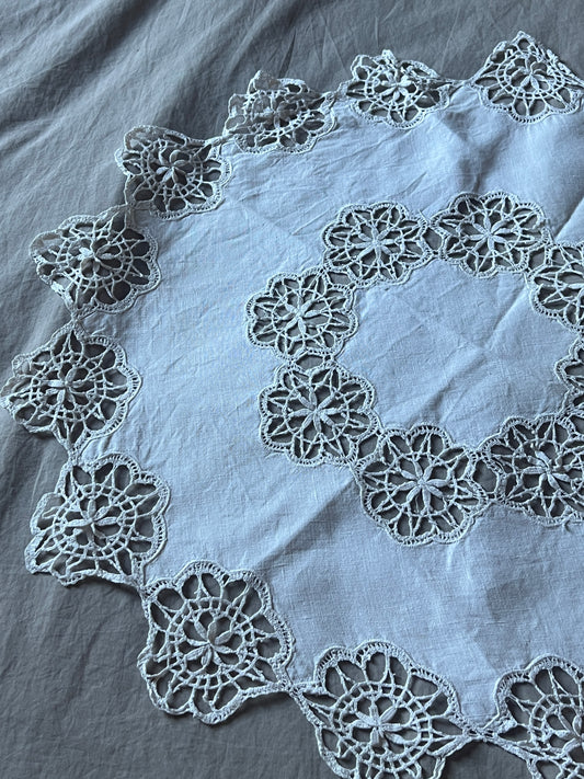 ★ボビンレースの円形クロス
