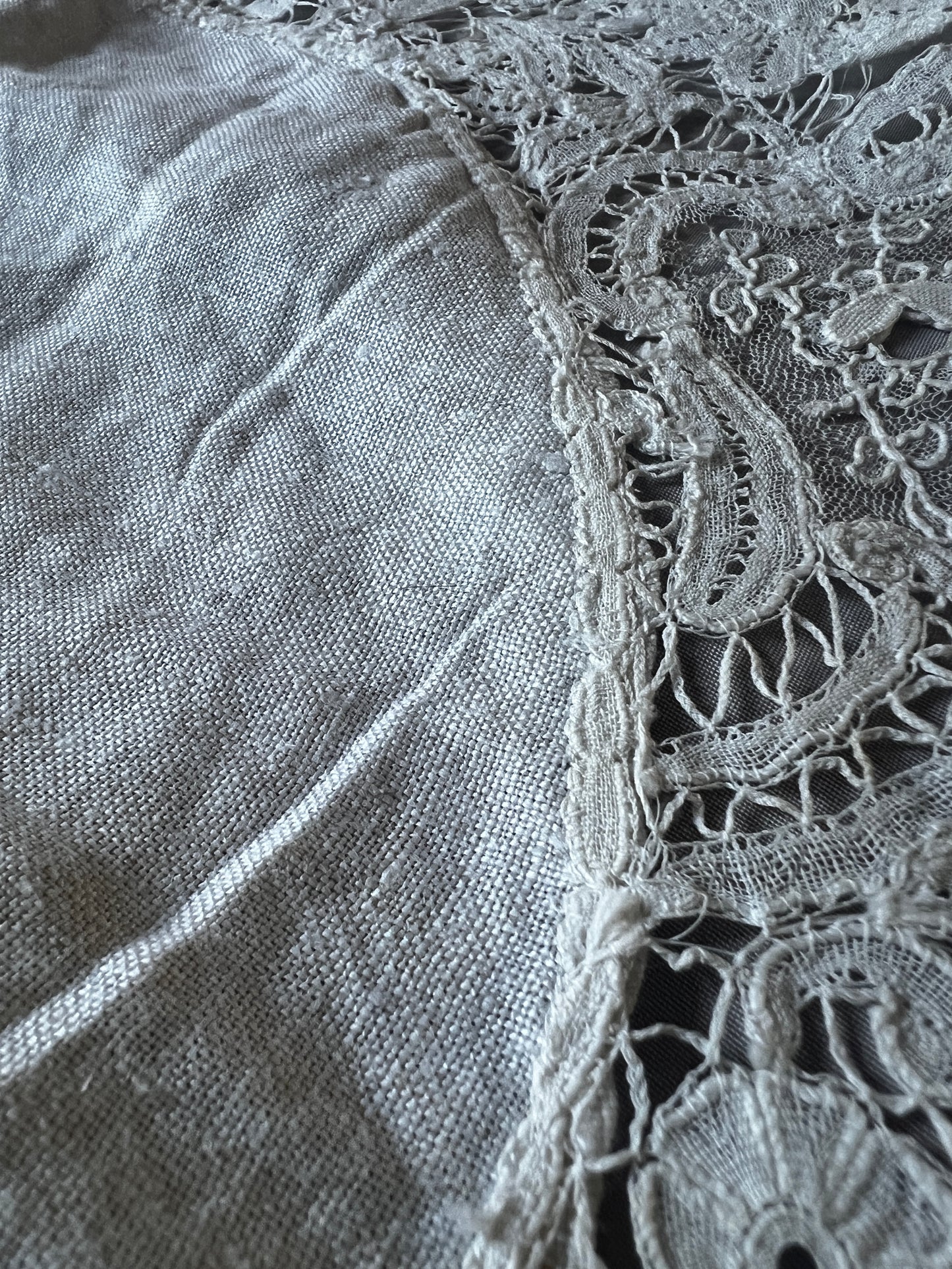 デュシェスレースの円形クロス