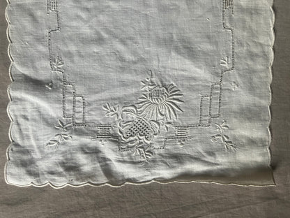 ★白刺繍リネンクロス