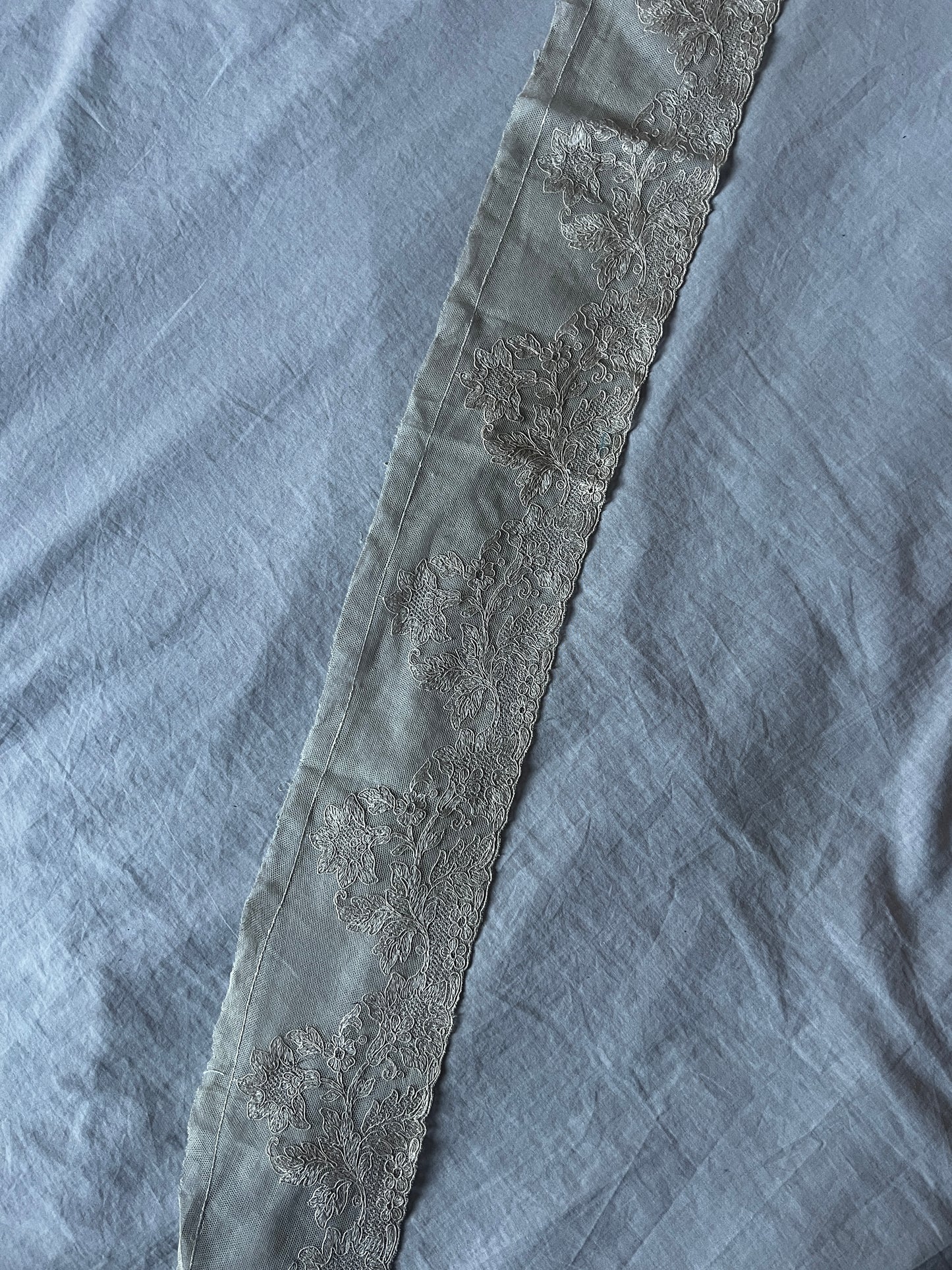 チュール刺繍レース