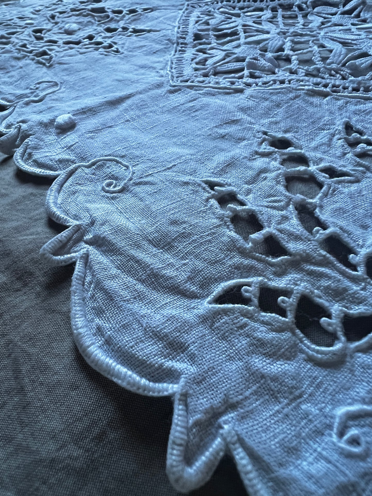 レースと刺繍のクロス