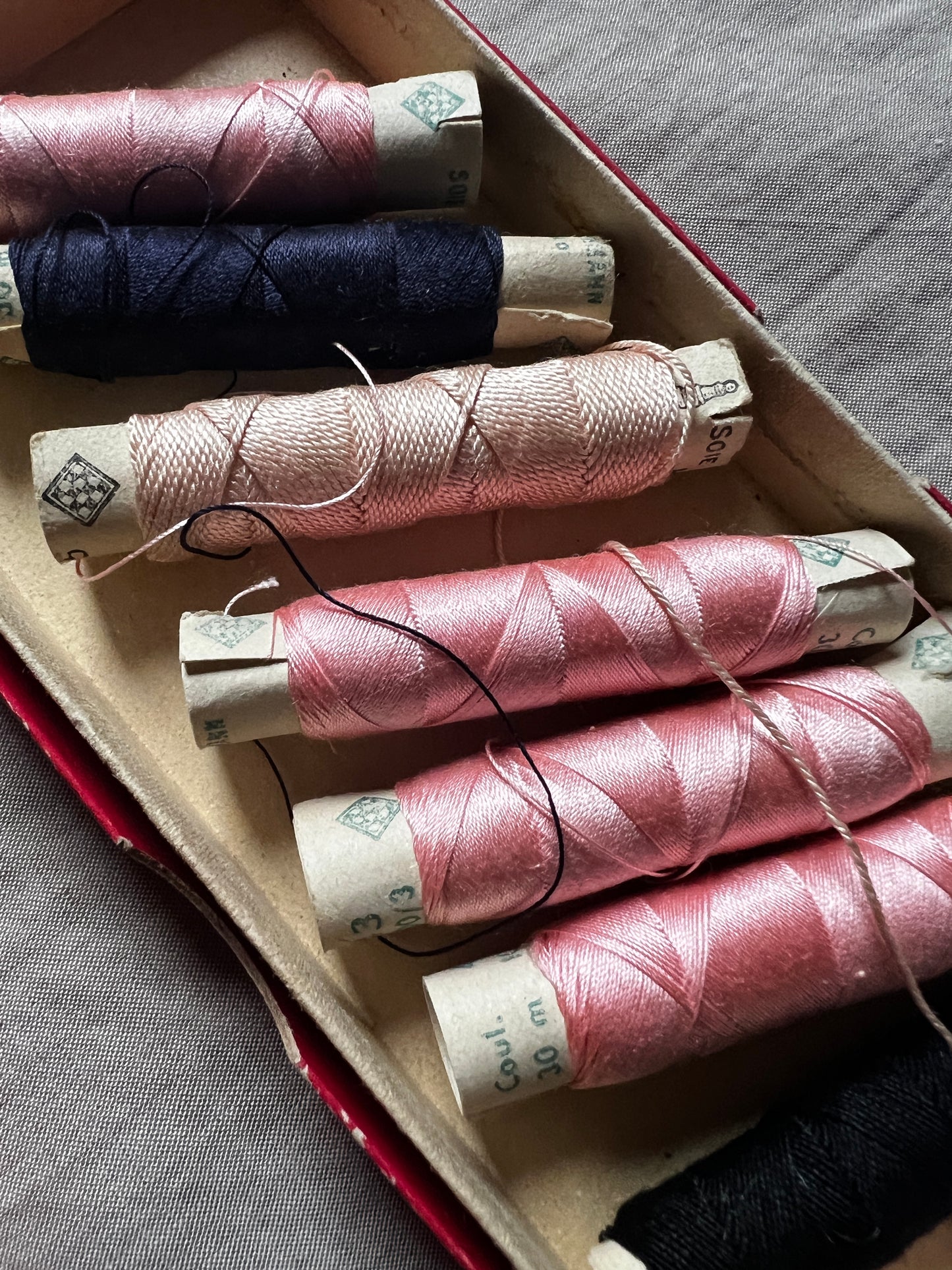 紙箱入り糸セット