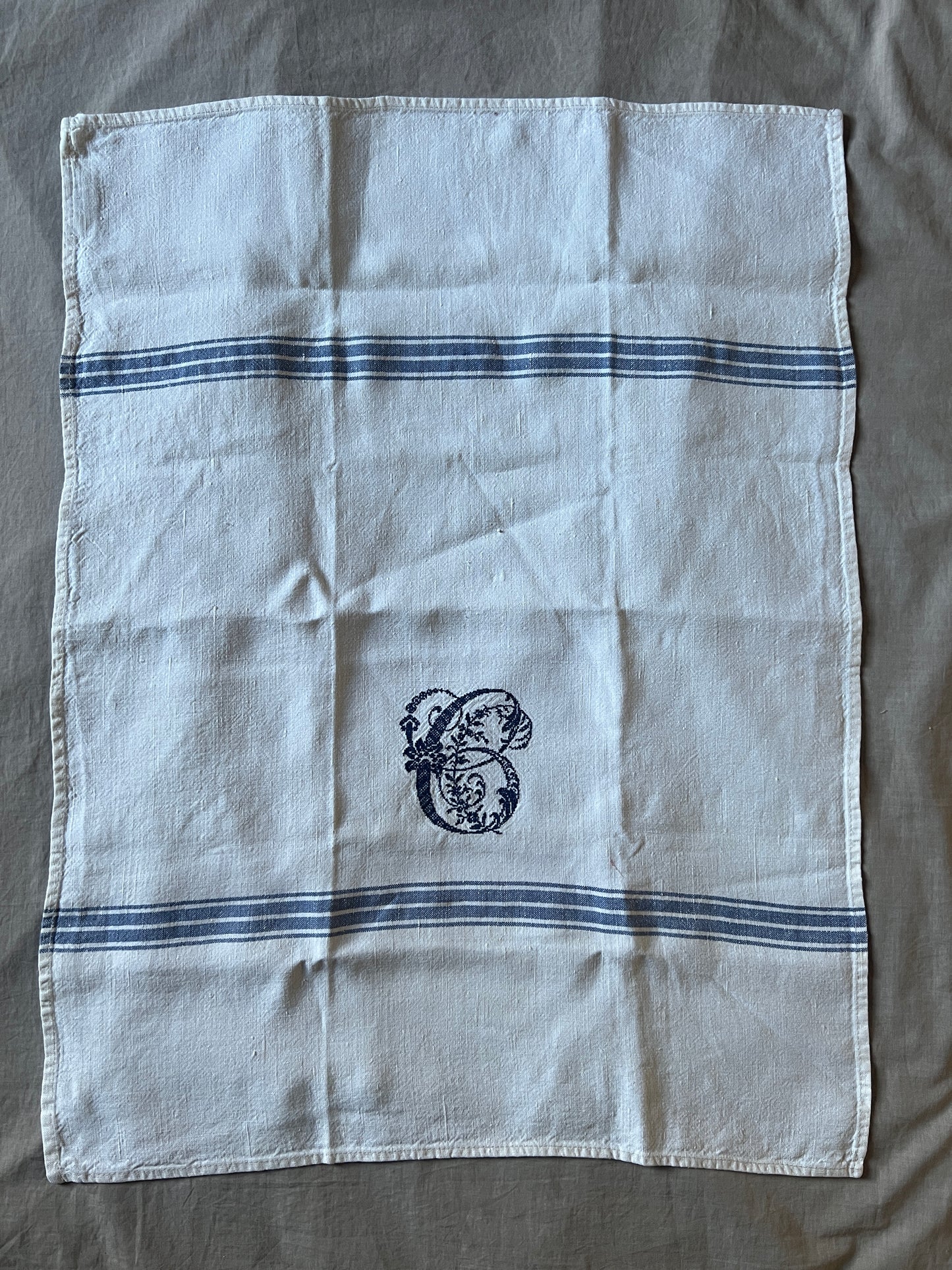 モノグラム刺繍入りリネントルション