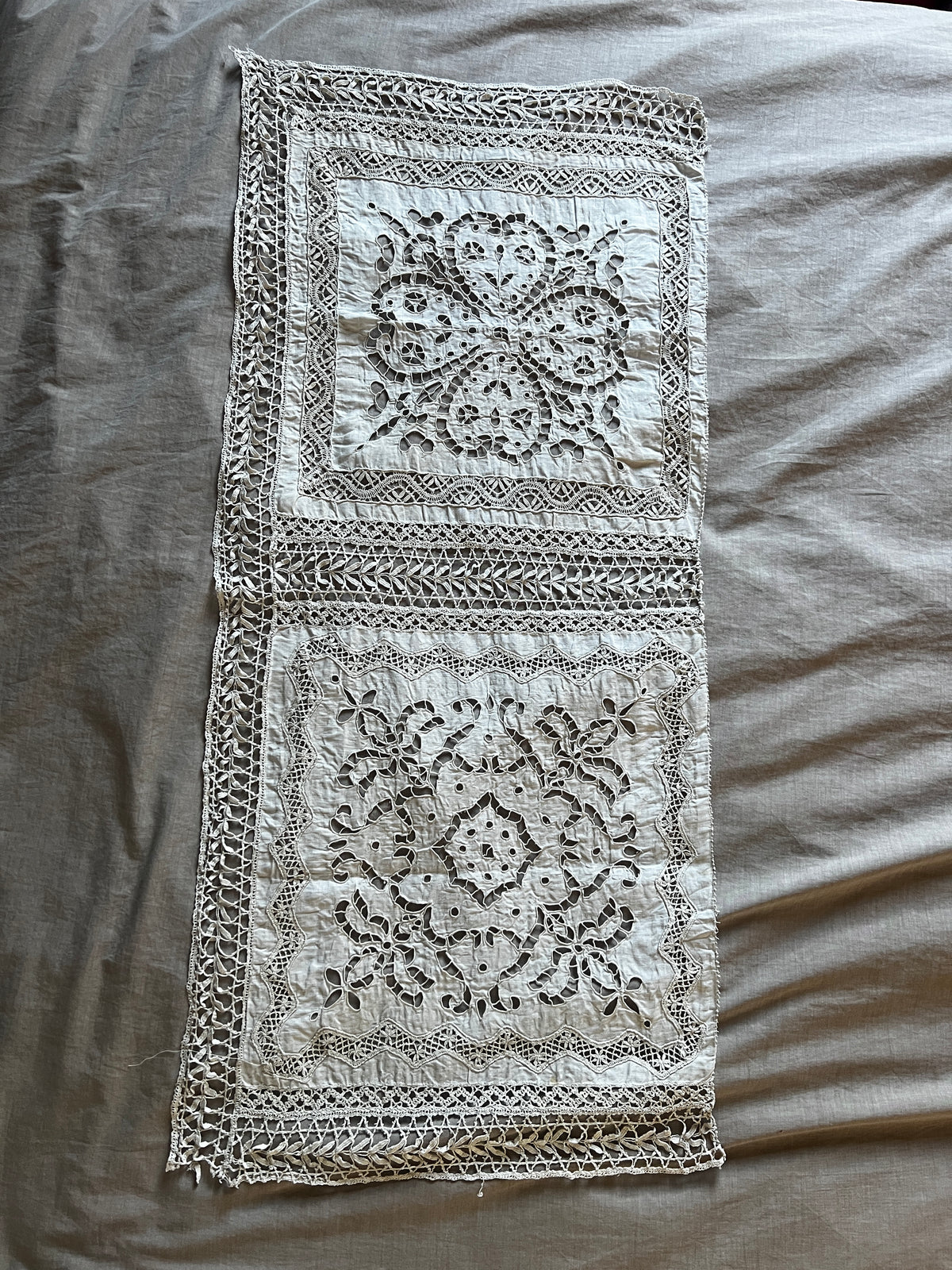 レースと刺繍の飾り布