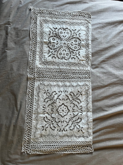 レースと刺繍の飾り布