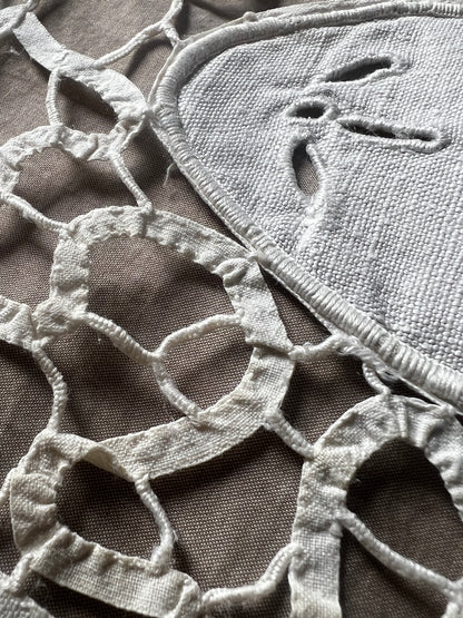 レースと刺繍の長方形クロス