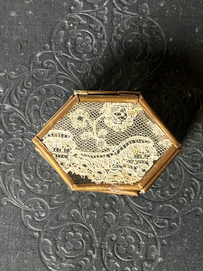 レースのガラス製ボックス