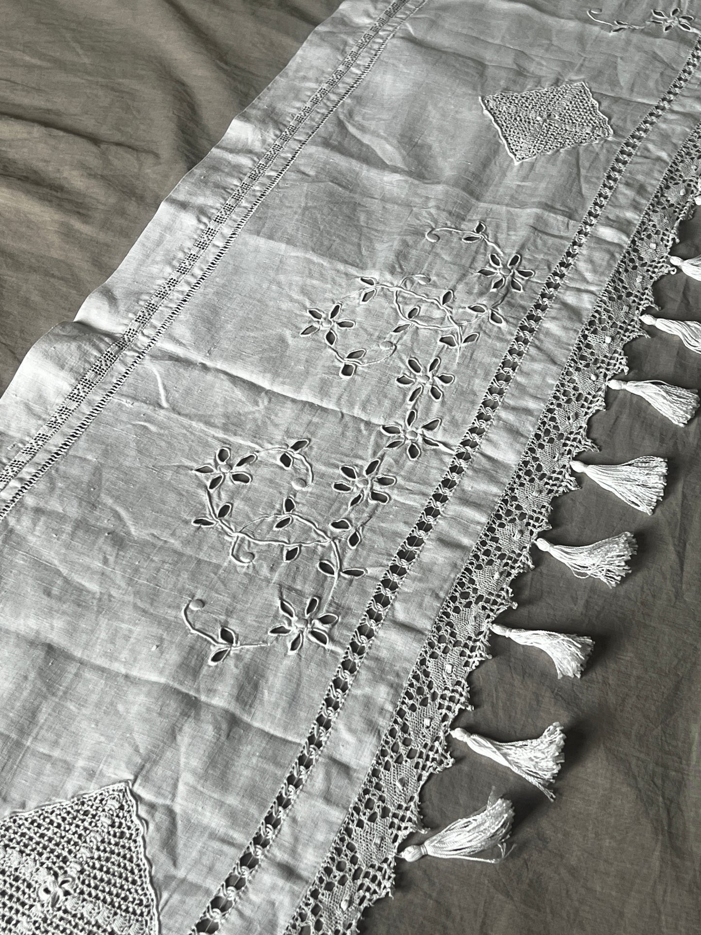 刺繍とレースの棚飾り