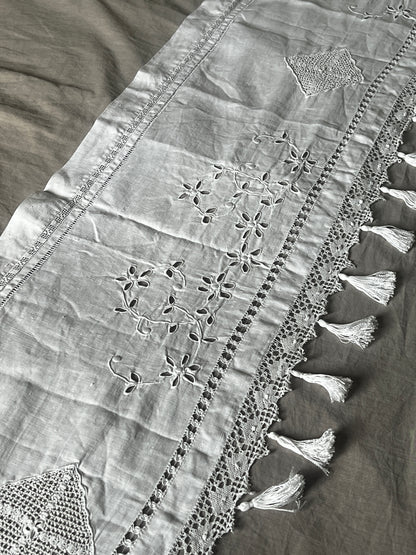 刺繍とレースの棚飾り