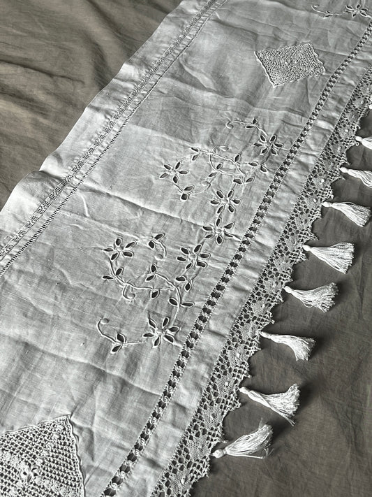 刺繍とレースの棚飾り