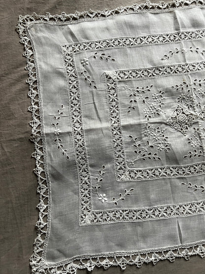 刺繍とレースのクロス
