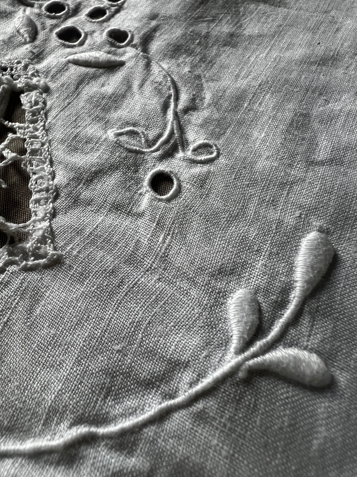 レースと刺繍のクロス