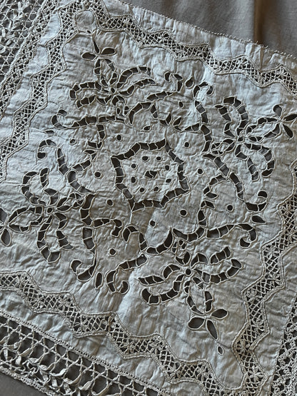 レースと刺繍の飾り布