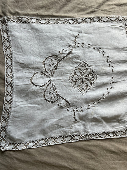 レースと刺繍のクロス