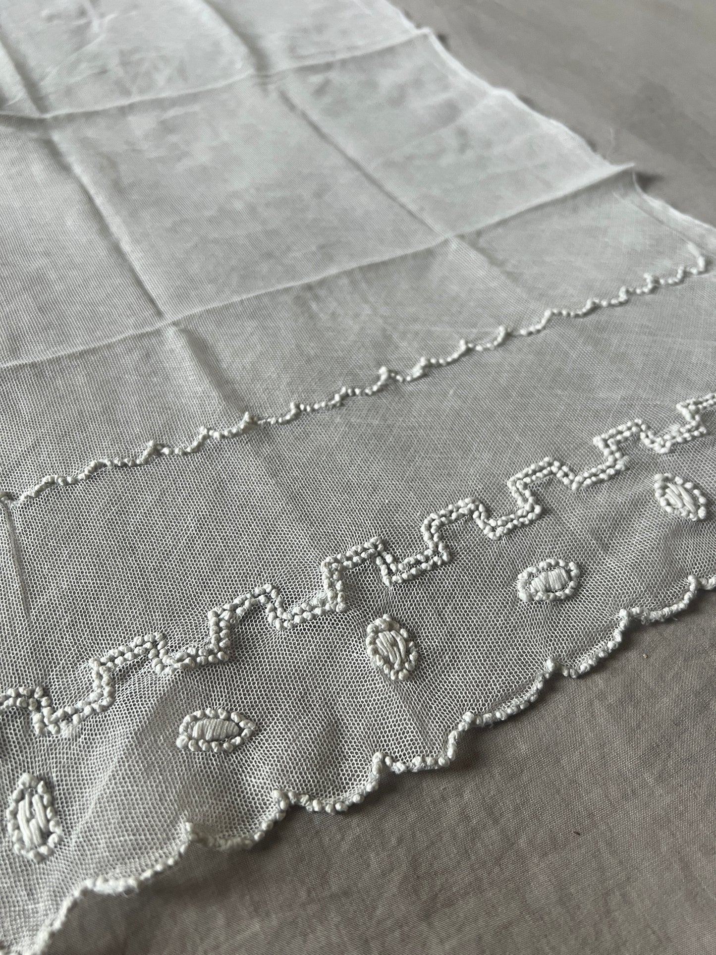 チュール刺繍レース