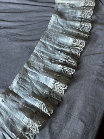 プリーツとレースの裾飾り