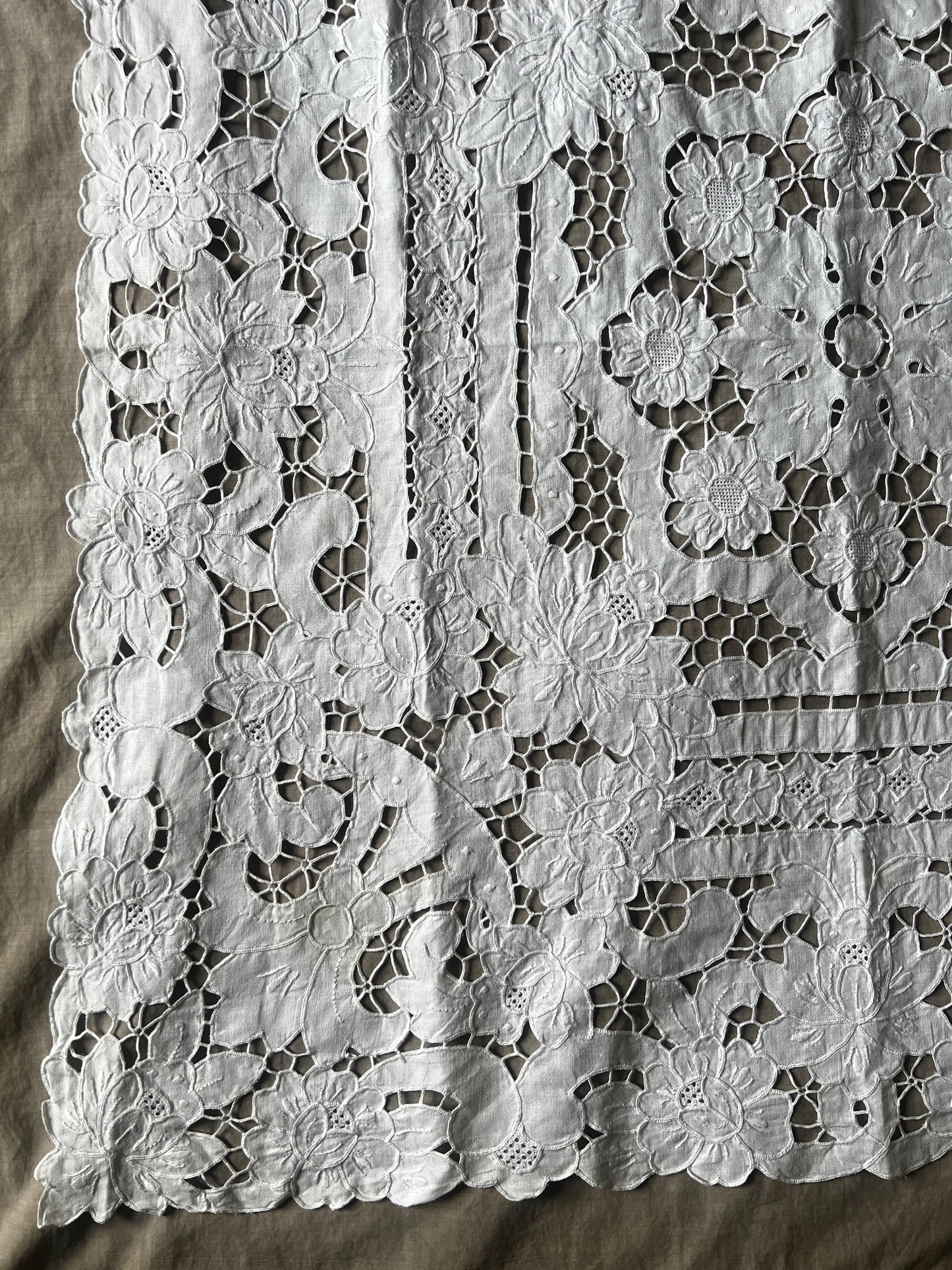 カットワーク刺繍クロス