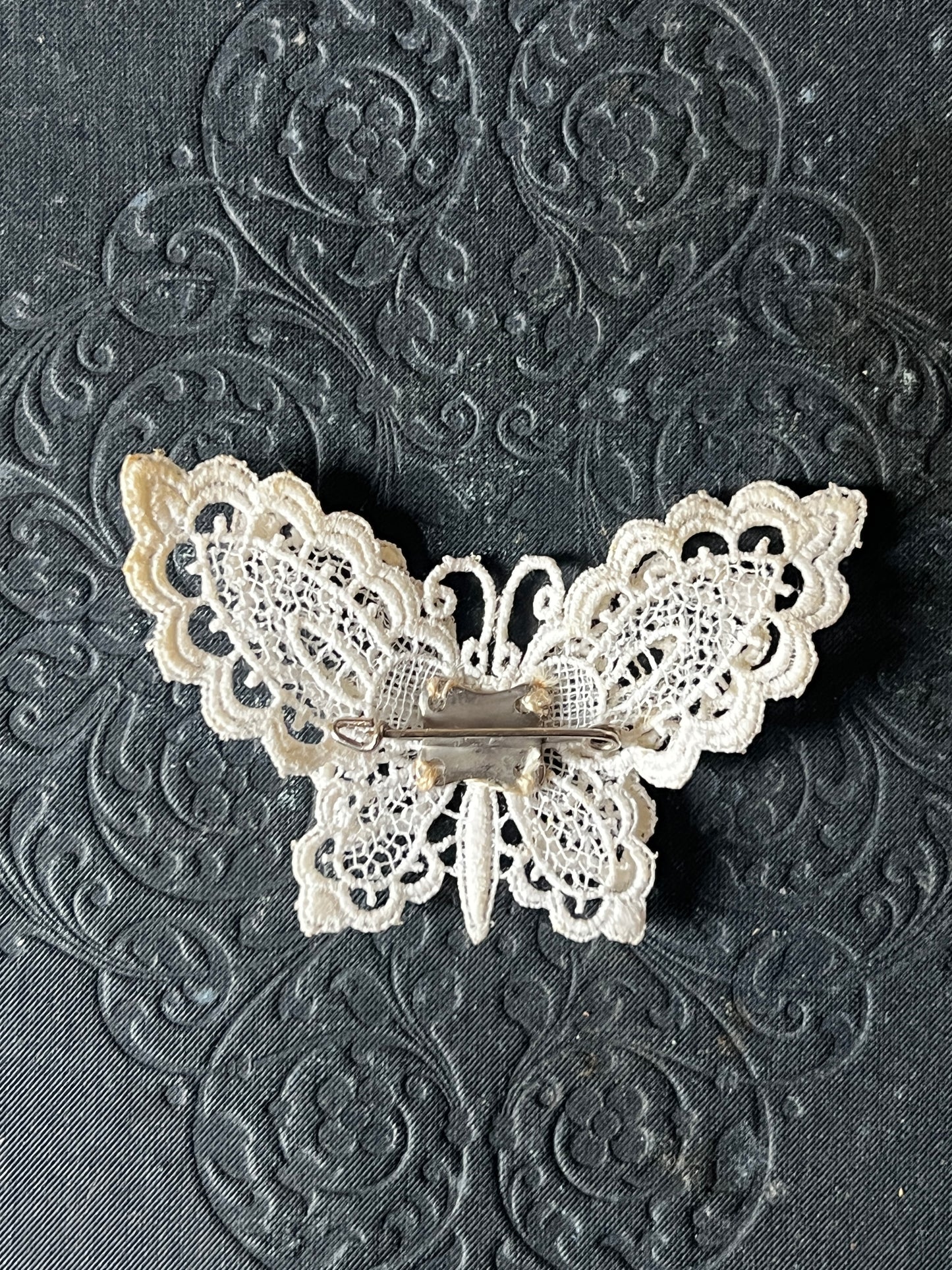 レースパピヨンブローチ