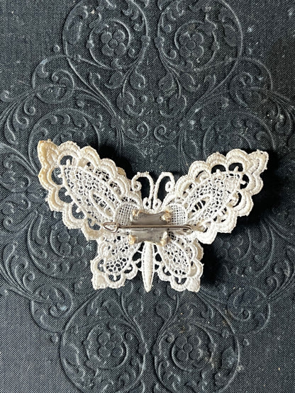 レースパピヨンブローチ