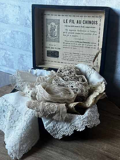 古い糸木箱とアンティークレースセット