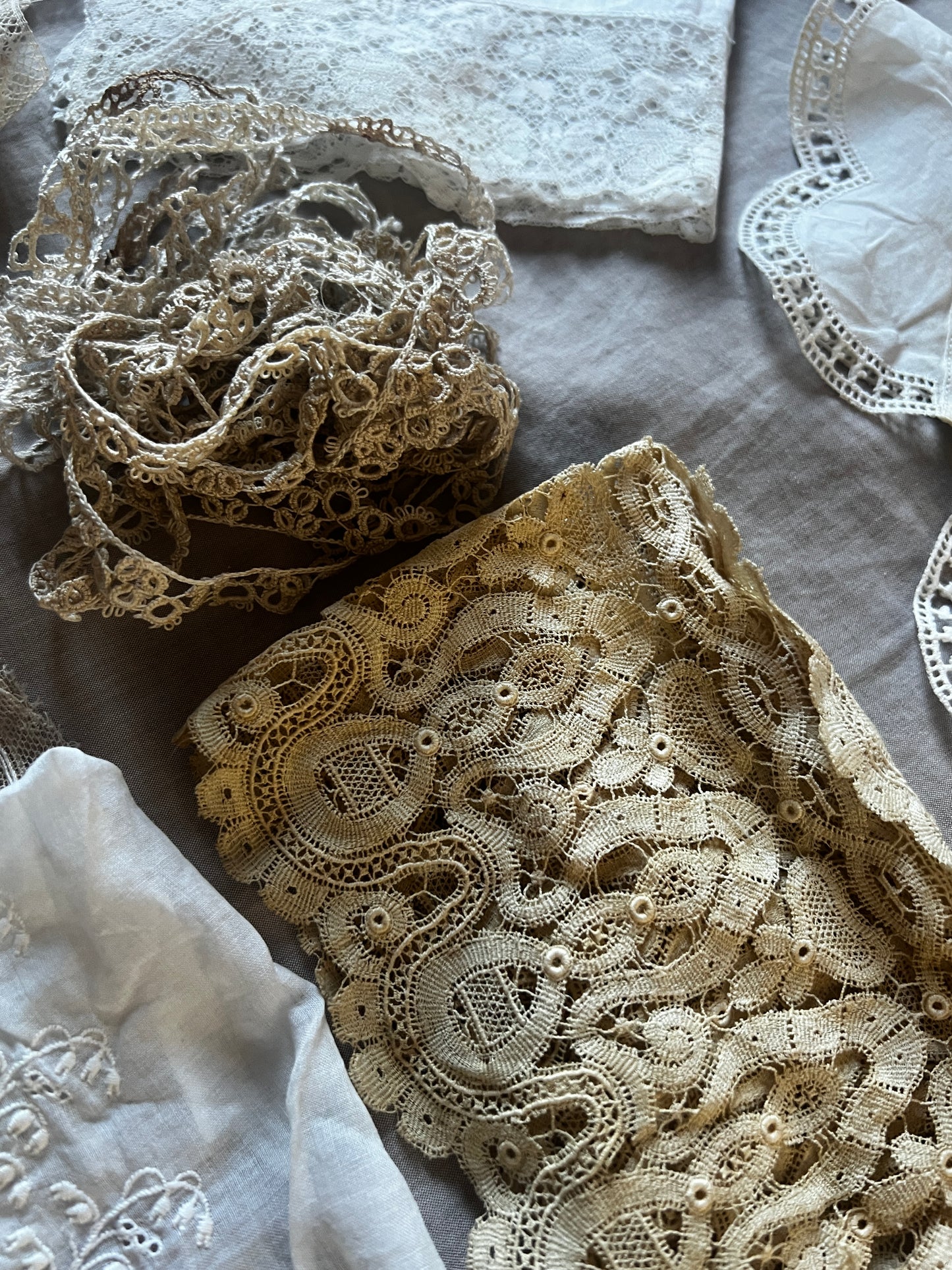 古い糸木箱とアンティークレースセット