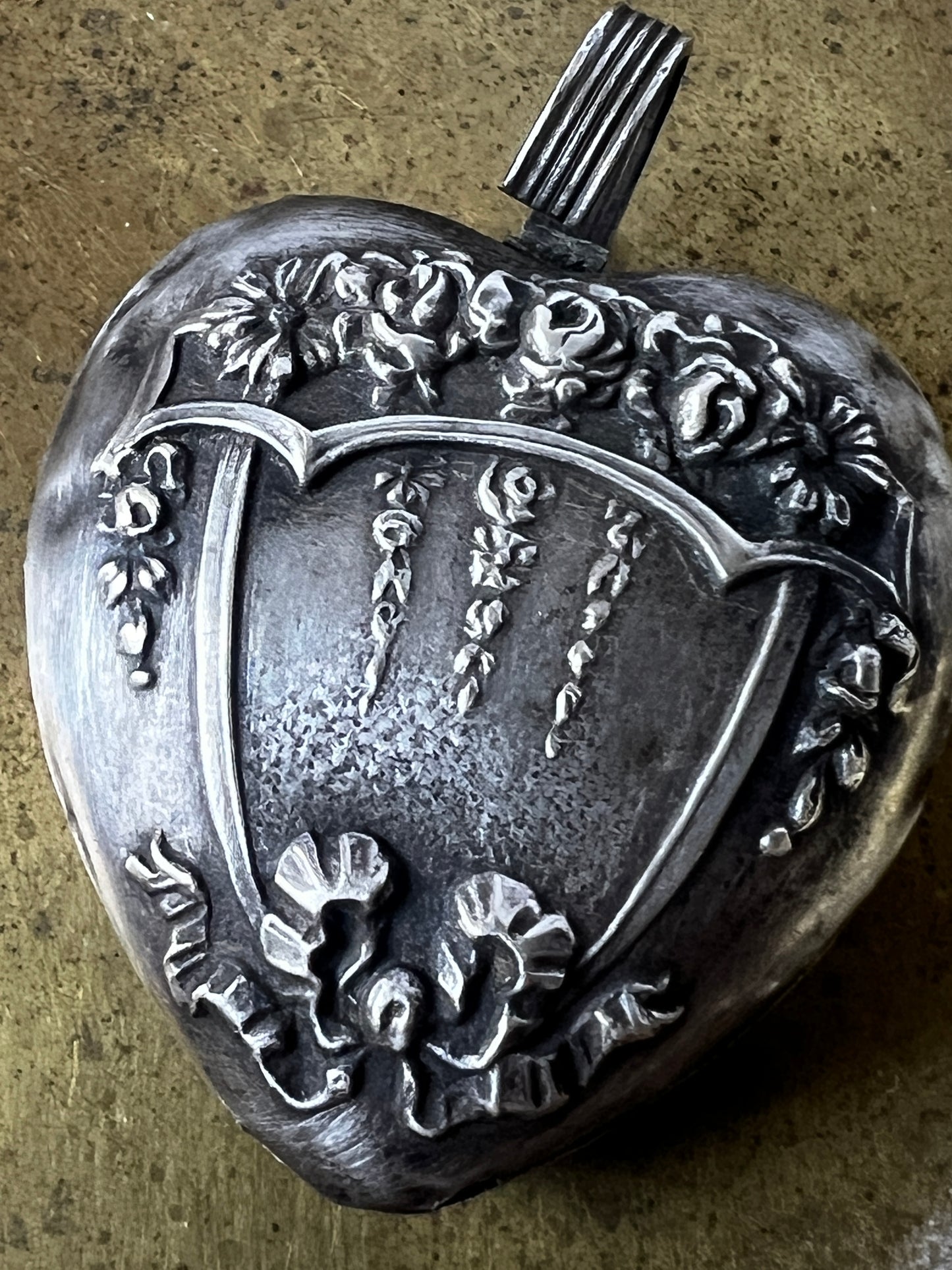 ハート型シルバーラトル