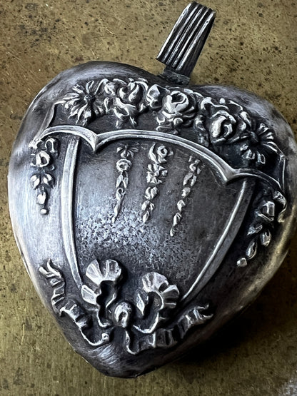 ハート型シルバーラトル