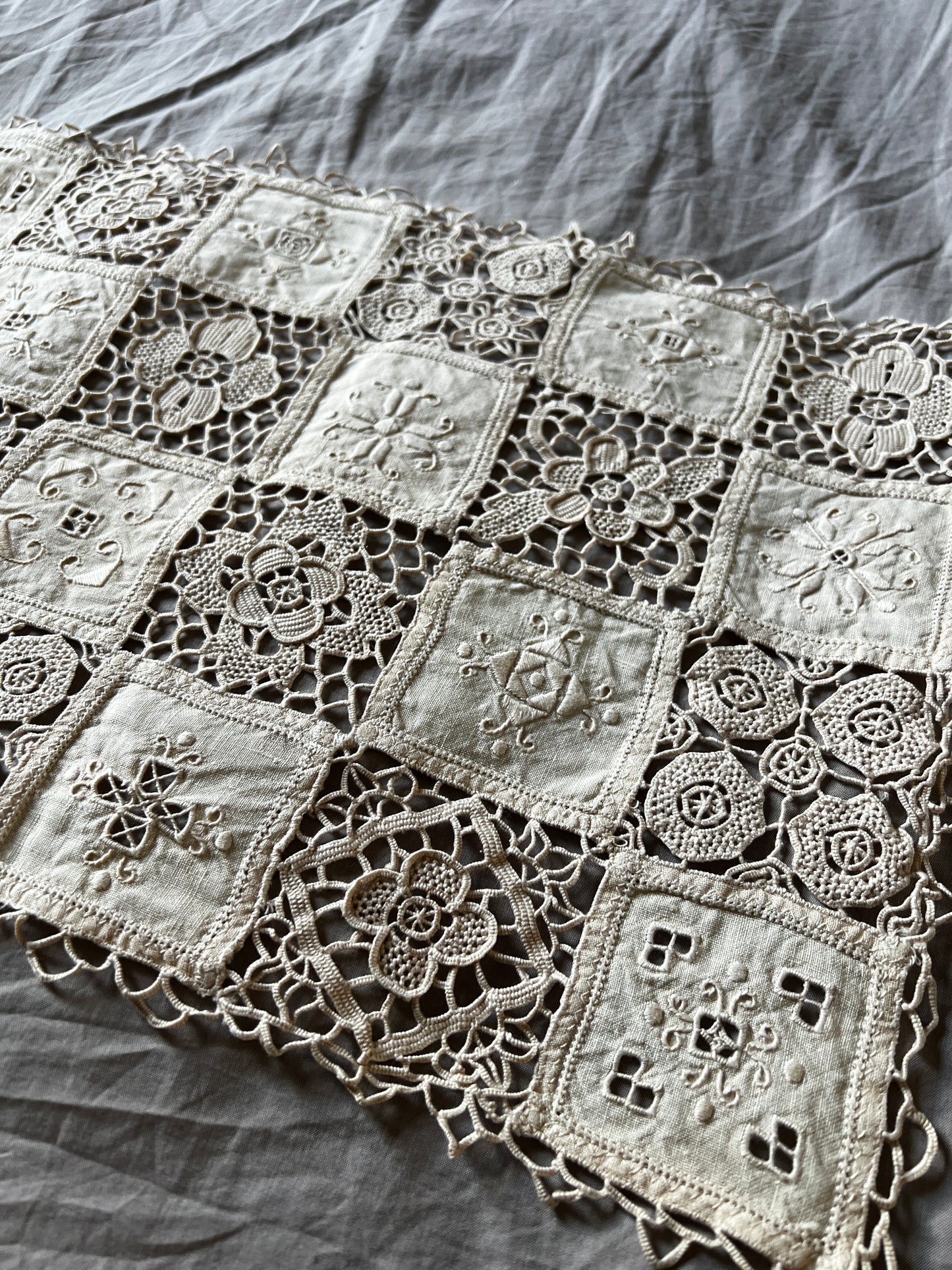 レースと刺繍のクロス