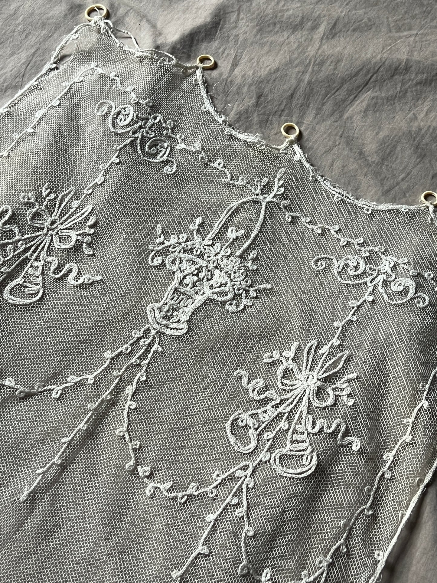 コルネリー刺繍のカーテン