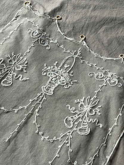 コルネリー刺繍のカーテン