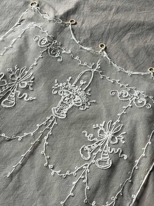 コルネリー刺繍のカーテン