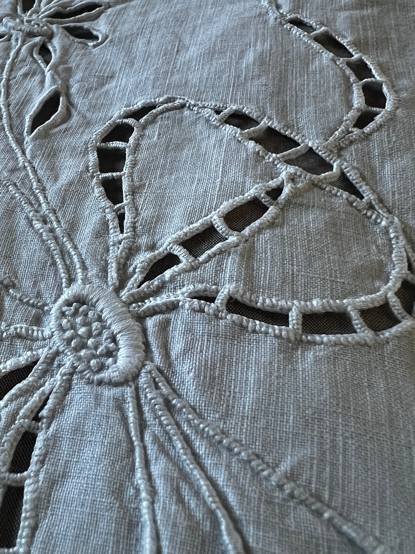 カットワークク刺繍大判クロス