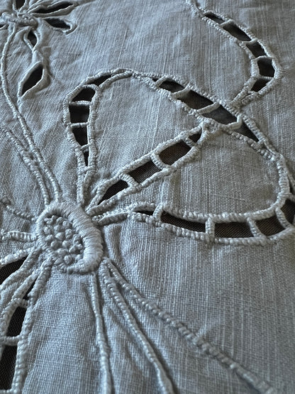 カットワークク刺繍大判クロス