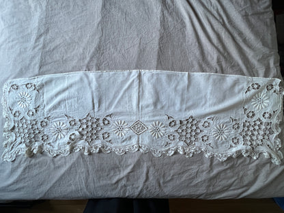 レースと刺繍の棚飾り