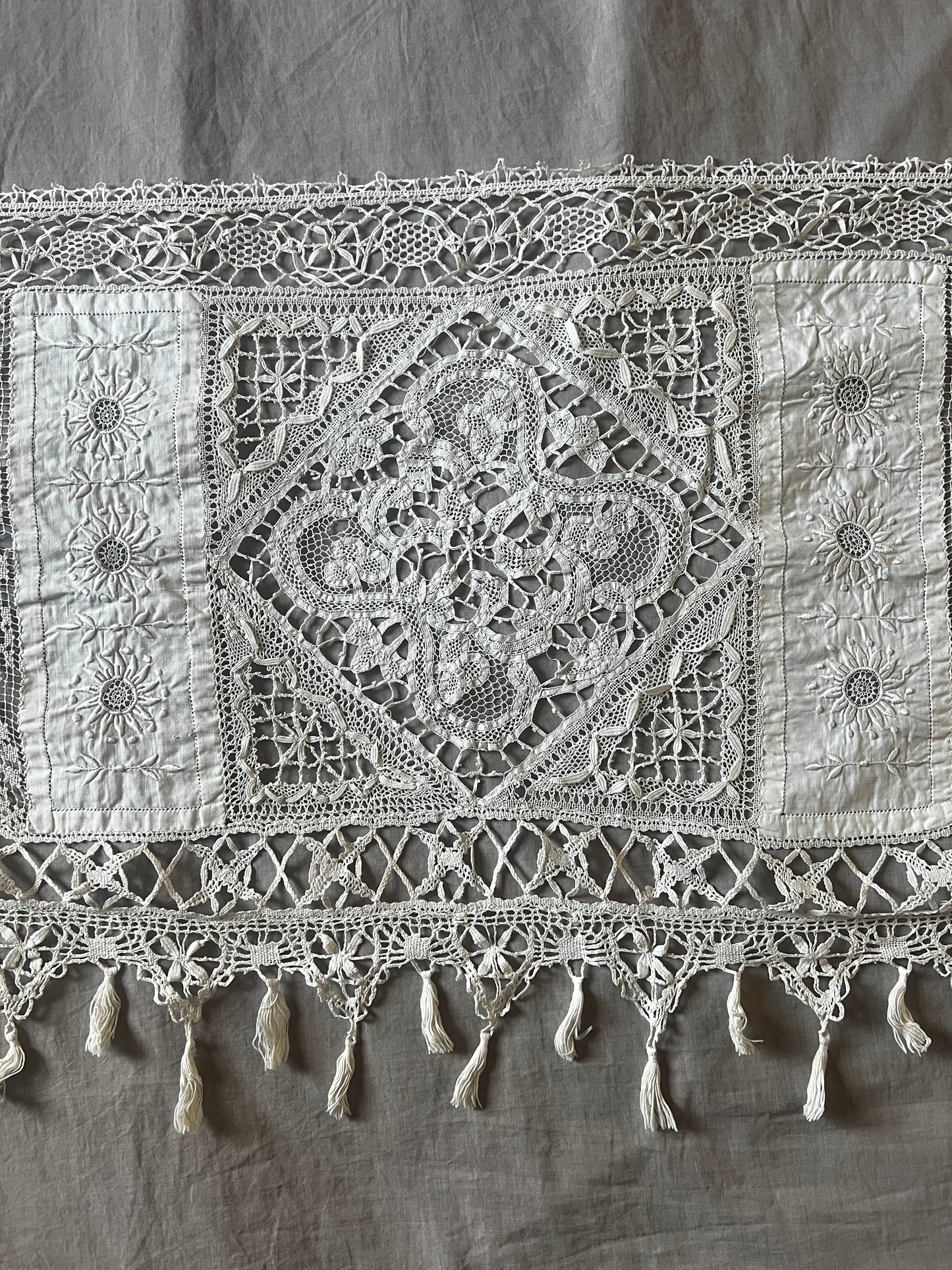 刺繍とレースの飾り布