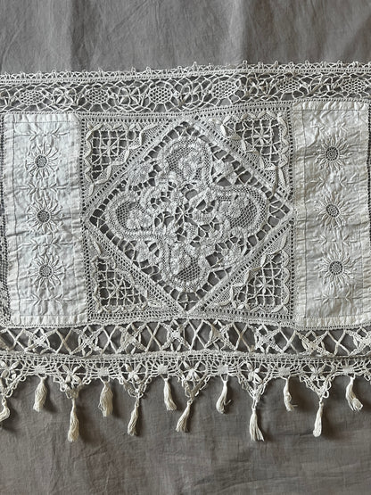 刺繍とレースの飾り布