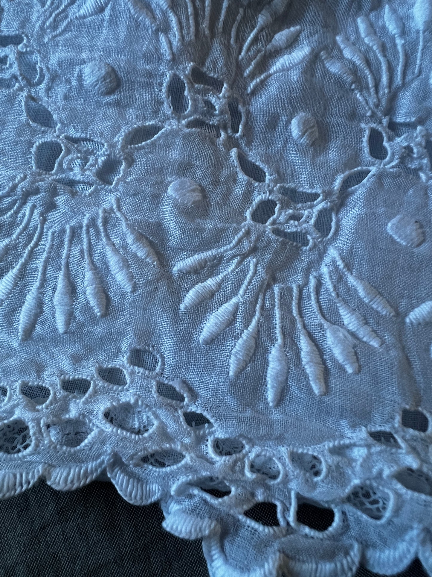 白刺繍ドレス裾飾り