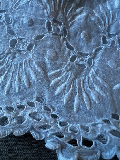 白刺繍ドレス裾飾り