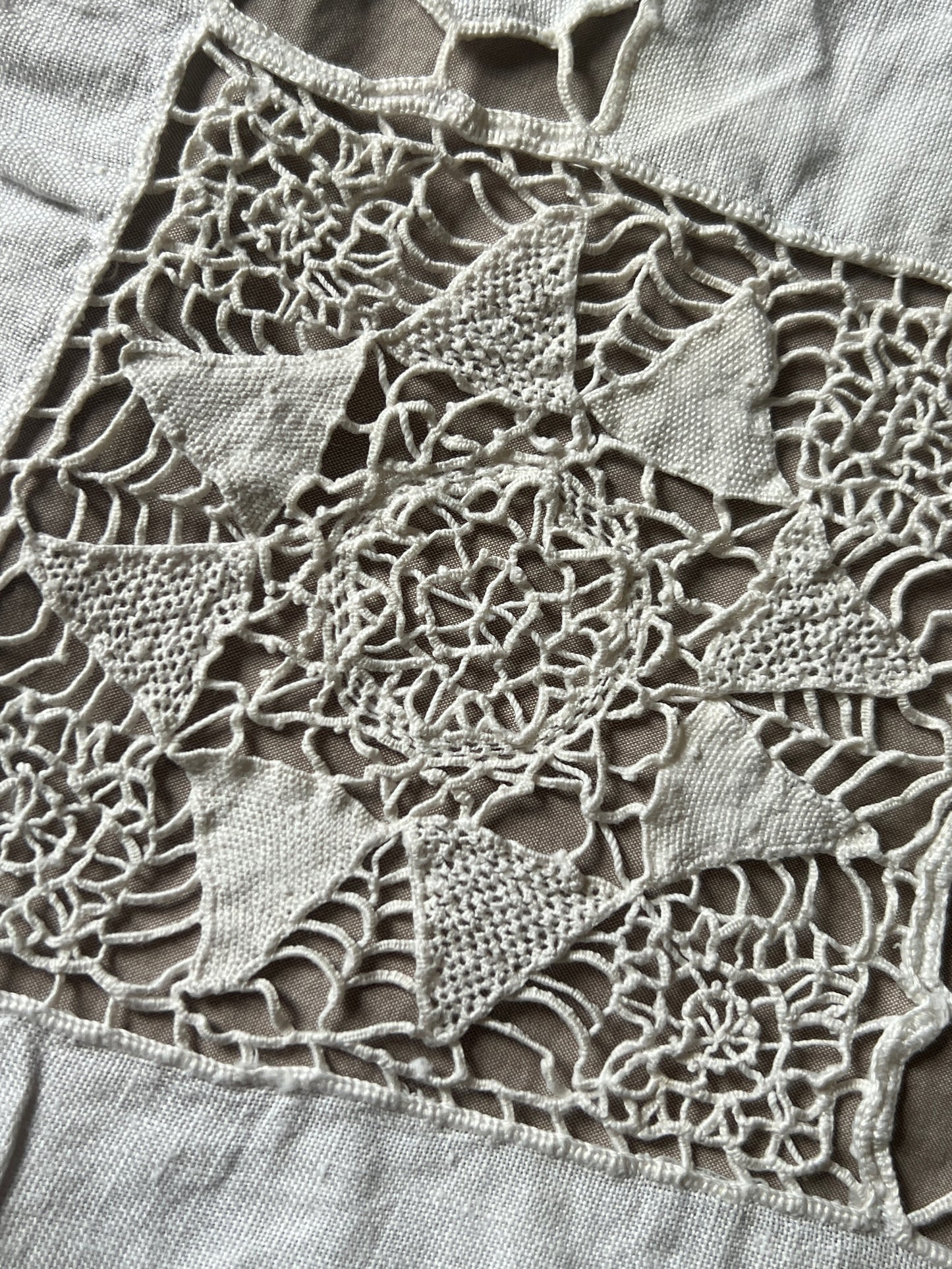 レースと刺繍の大判クロス