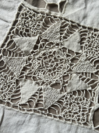 レースと刺繍の大判クロス