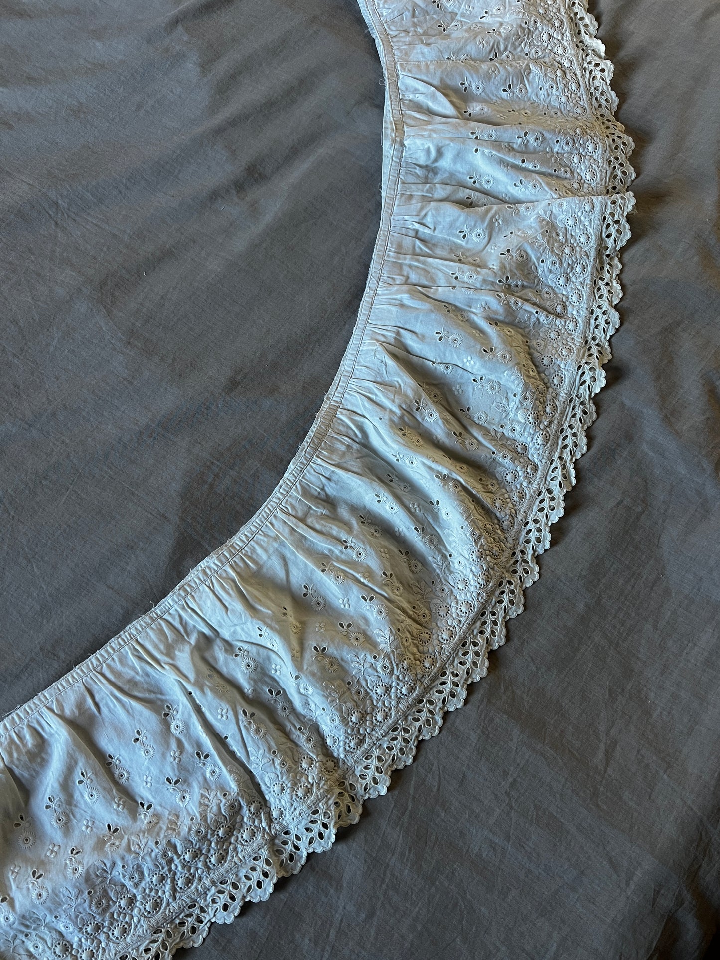 白刺繍ドレス裾飾り