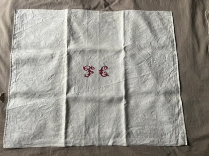 モノグラム赤糸刺繍リネンクロス