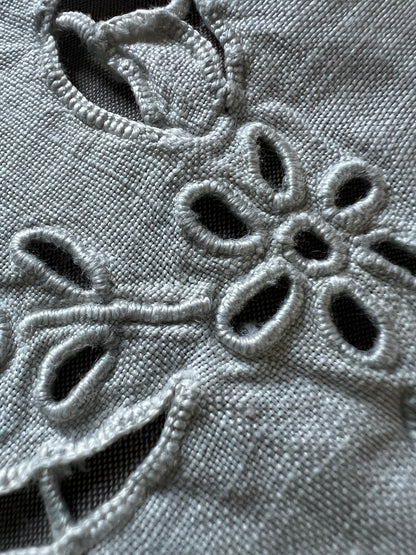 刺繍とレースのリネン